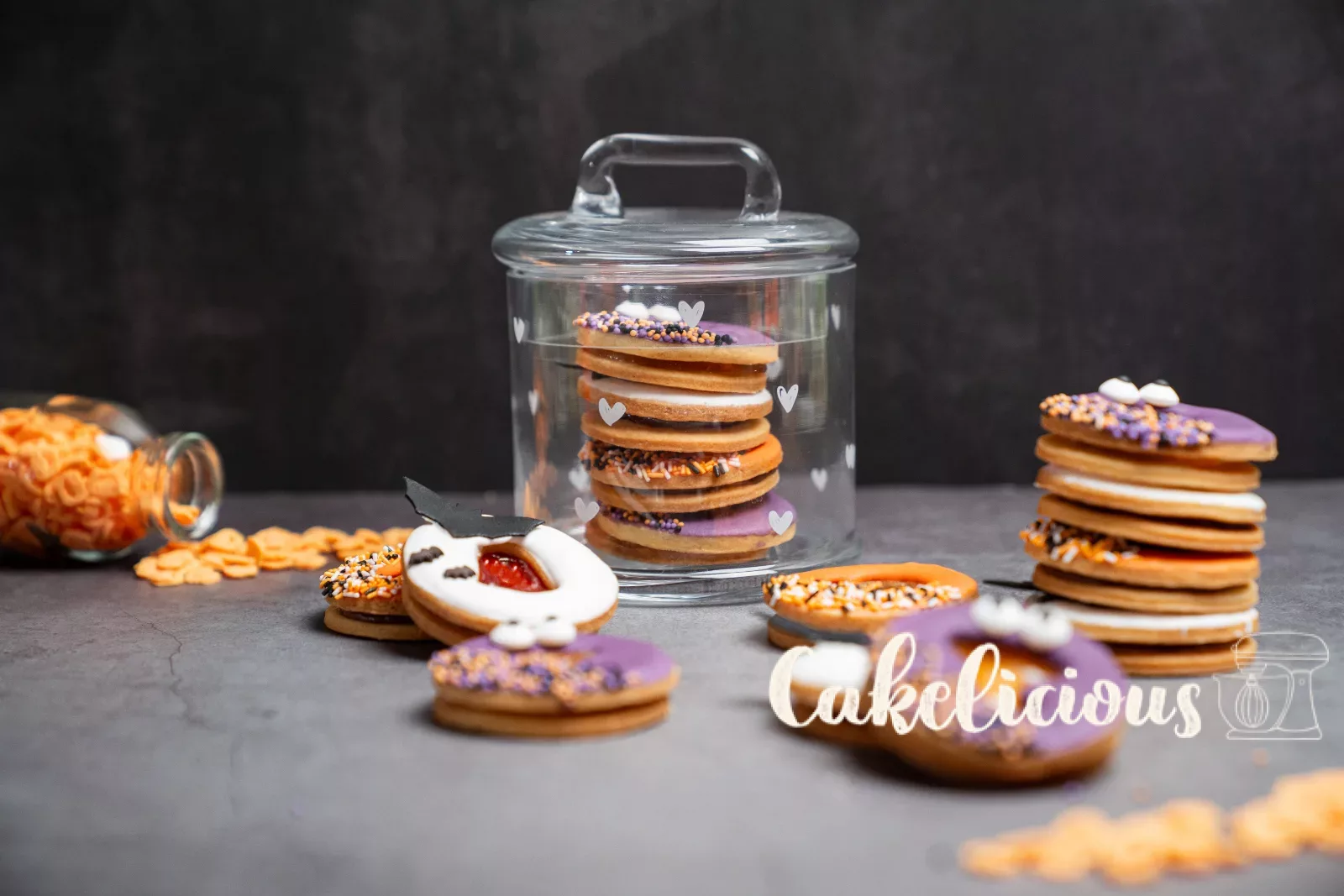 Pila di spitzbuben e barattolo con biscotti di Halloween