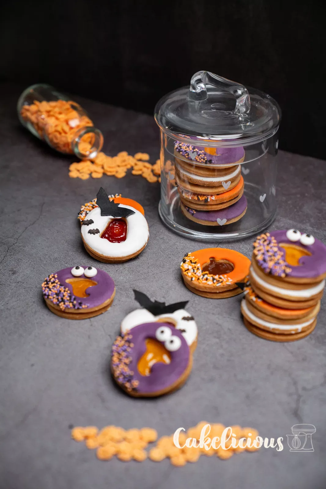 Biscotti Spitzbuben di Halloween con cappello da strega e codette