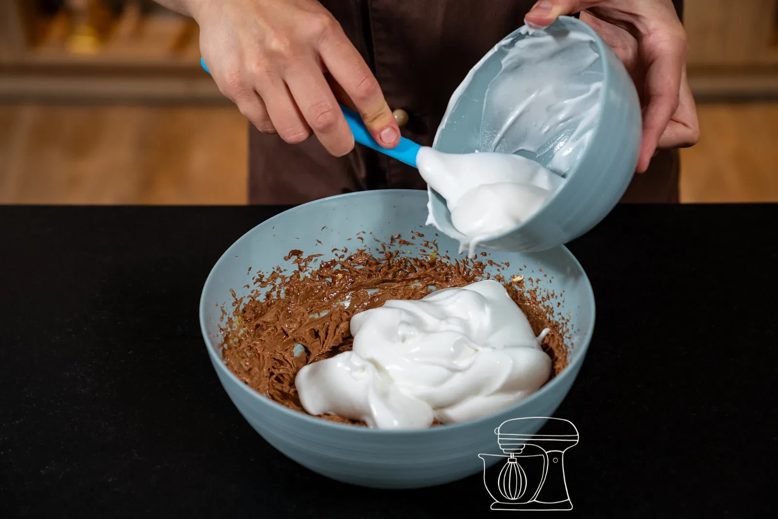 Gli albumi montati a neve ferma vengono aggiunti all'impasto al cioccolato