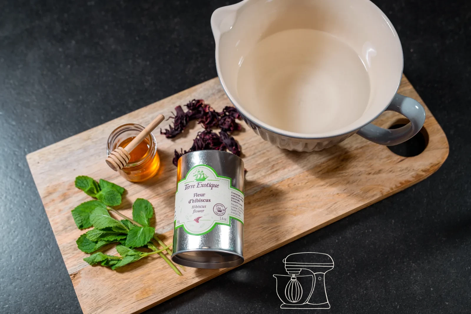 Fiori di ibisco essiccati, miele e menta fresca pronti