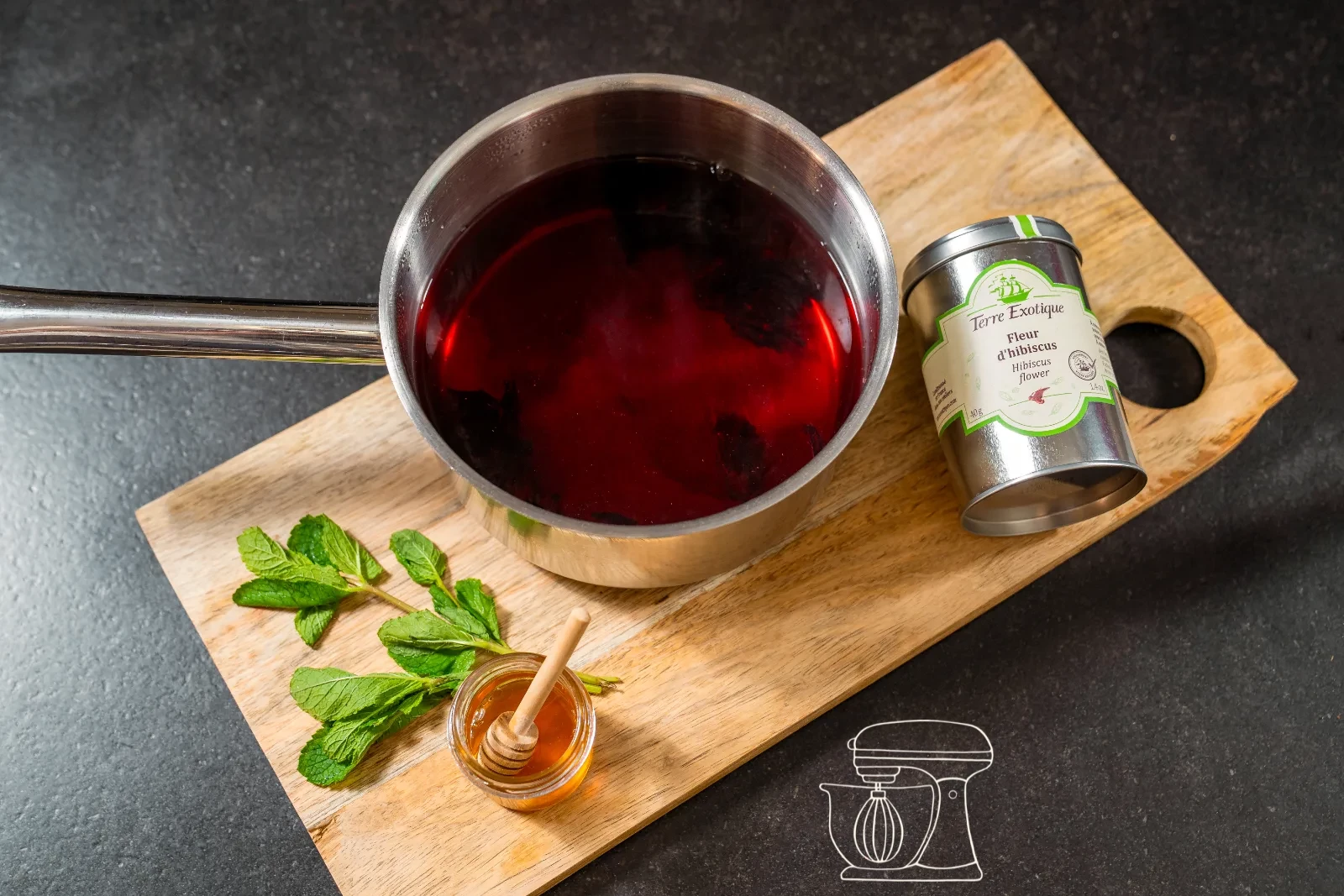 Il tè all'ibisco rosso intenso in infusione nel pentolino