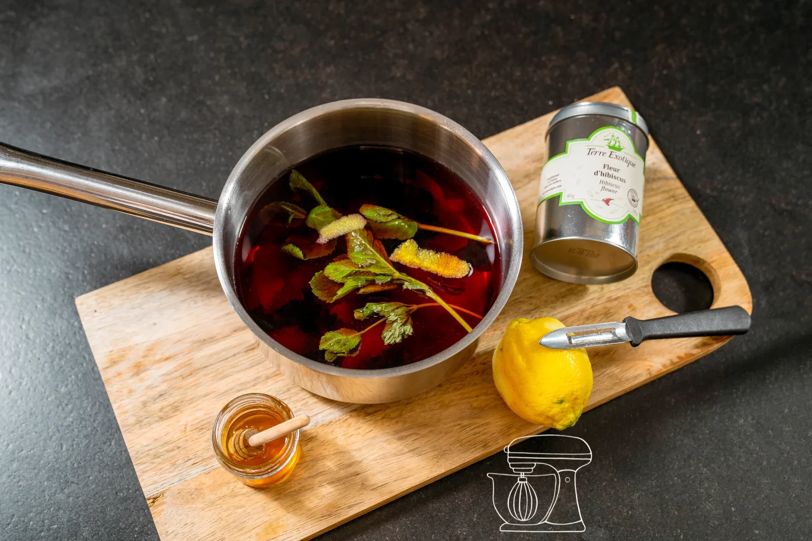 Il tè all'ibisco rosso intenso in infusione nel pentolino