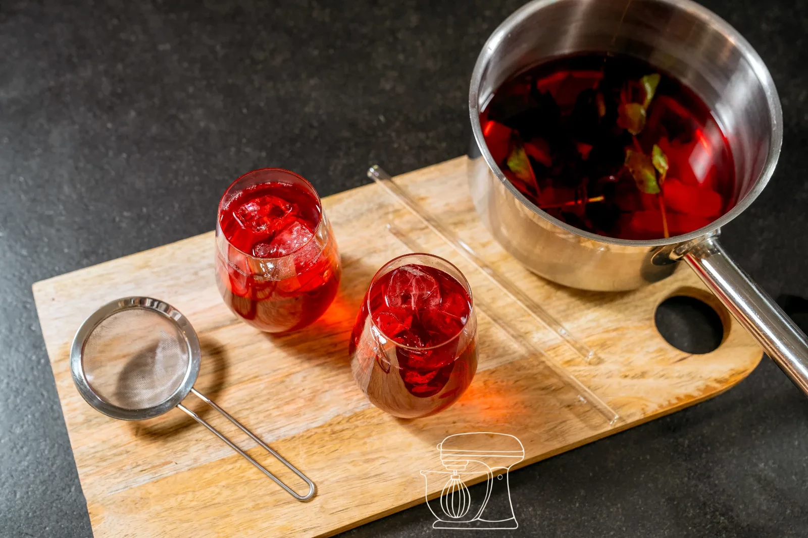 Il tè all'ibisco rosso viene versato nel bicchiere