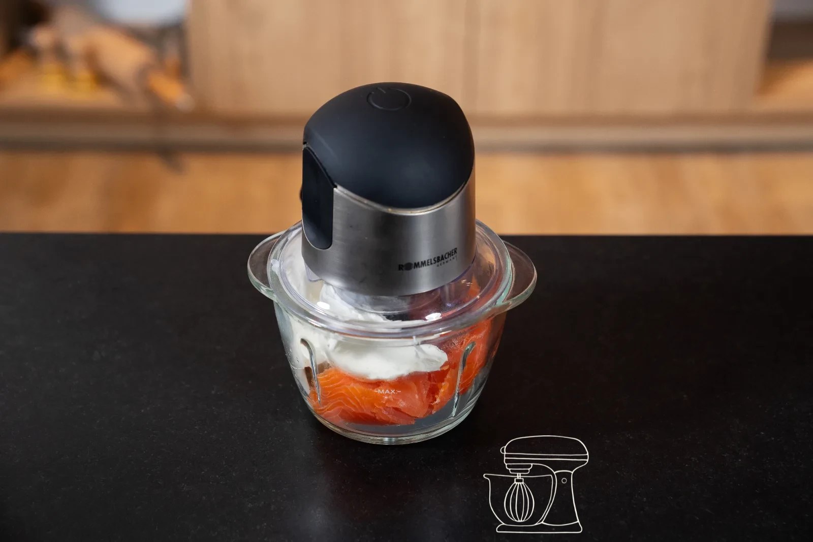 Gli ingredienti per il mousse di salmone vengono frullati