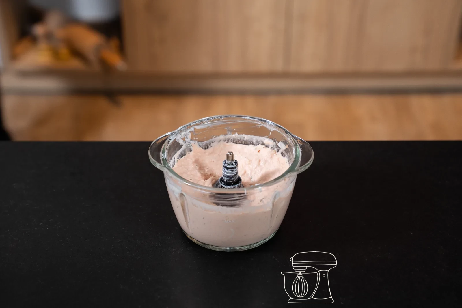 Mousse di salmone cremoso pronto nel bicchiere del frullatore