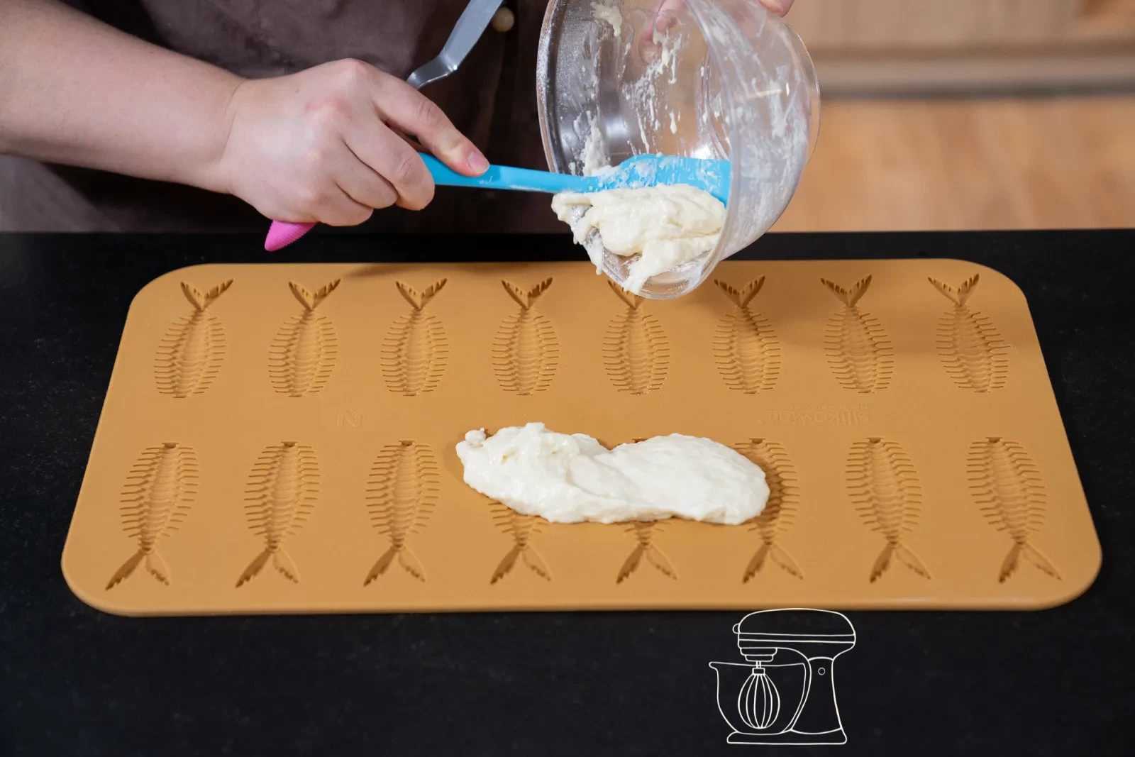 L'impasto per gli Hüppen viene spalmato sul tappetino in silicone con motivo a spina di pesce