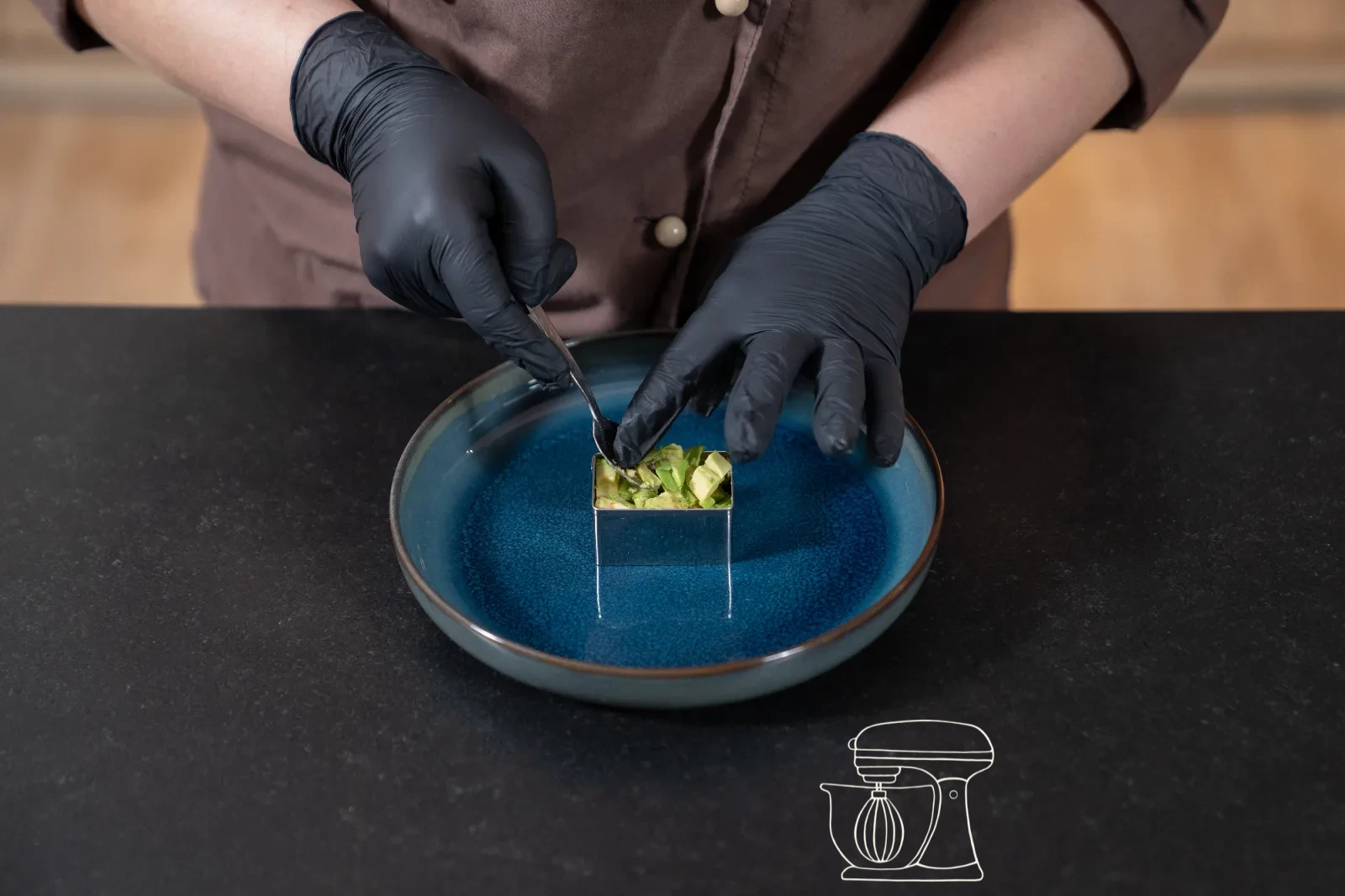 I dadini di avocado vengono premuti nel Tagliabiscotti rettangolare sul piatto