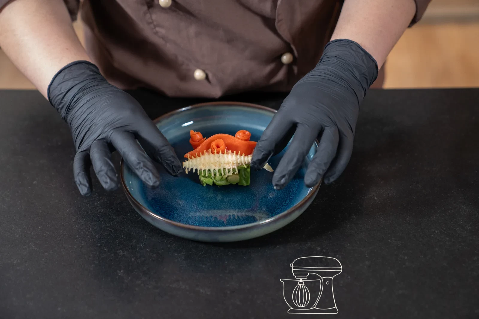 Le roselline di salmone vengono sistemate sull'antipasto