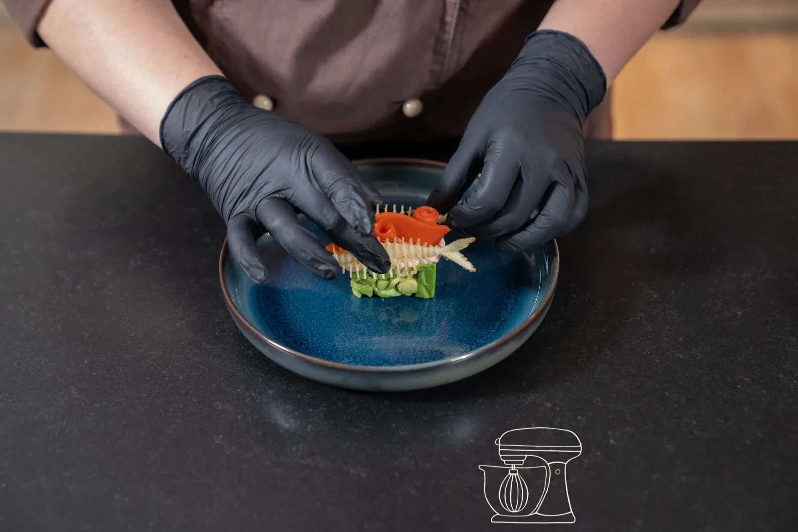 Una Hüppe a lisca di pesce viene inserita nel mousse di salmone