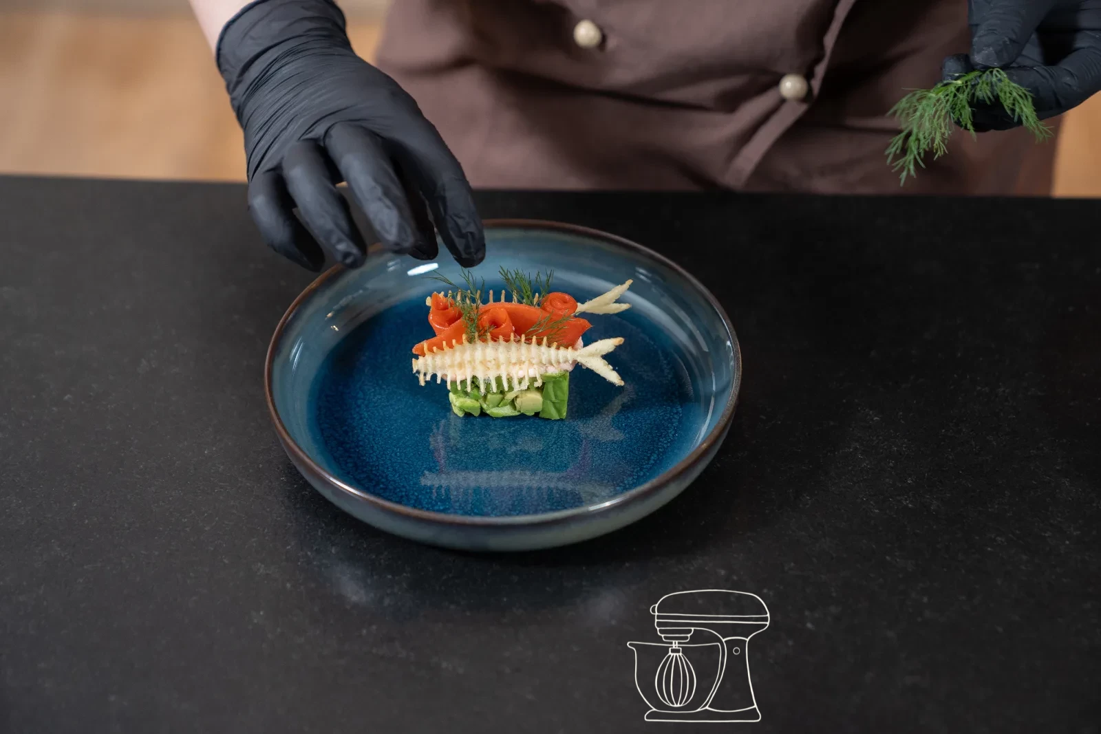 L'antipasto finito viene guarnito con aneto fresco