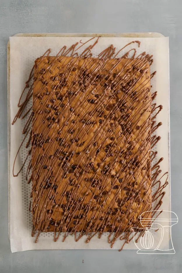 Pumpkin brownie with even chocolate lines