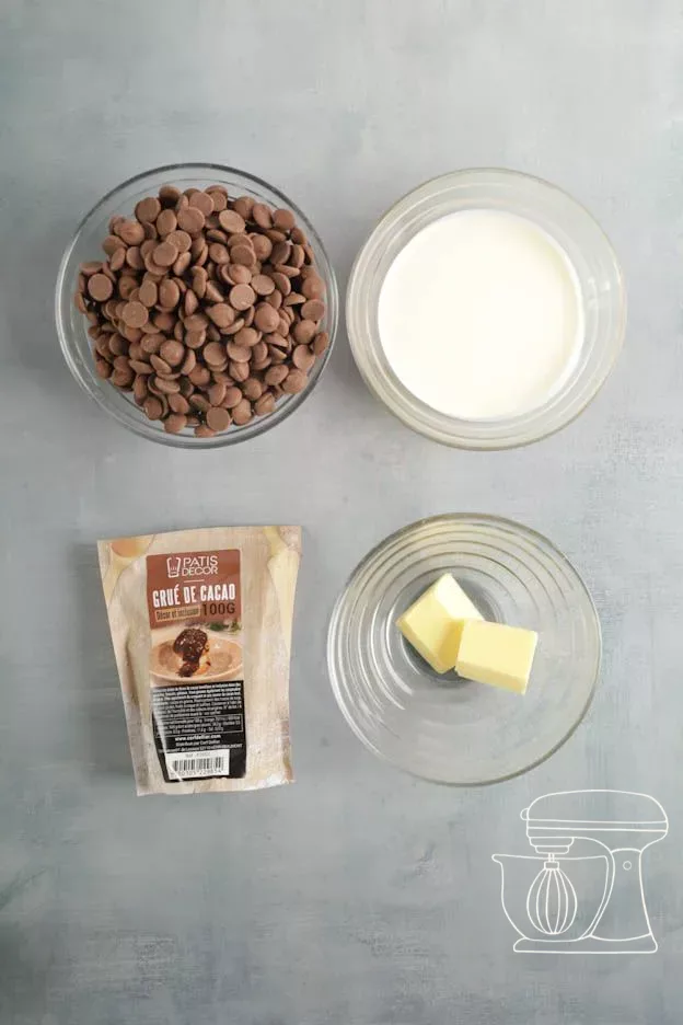 Zutaten für die Ganache: Milchschokolade, Rahm, Kakaonibs und Butter