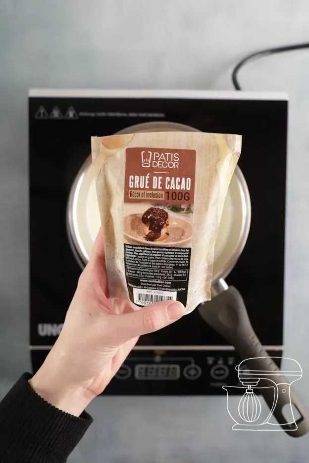 Packung Kakaonibs über dem Topf