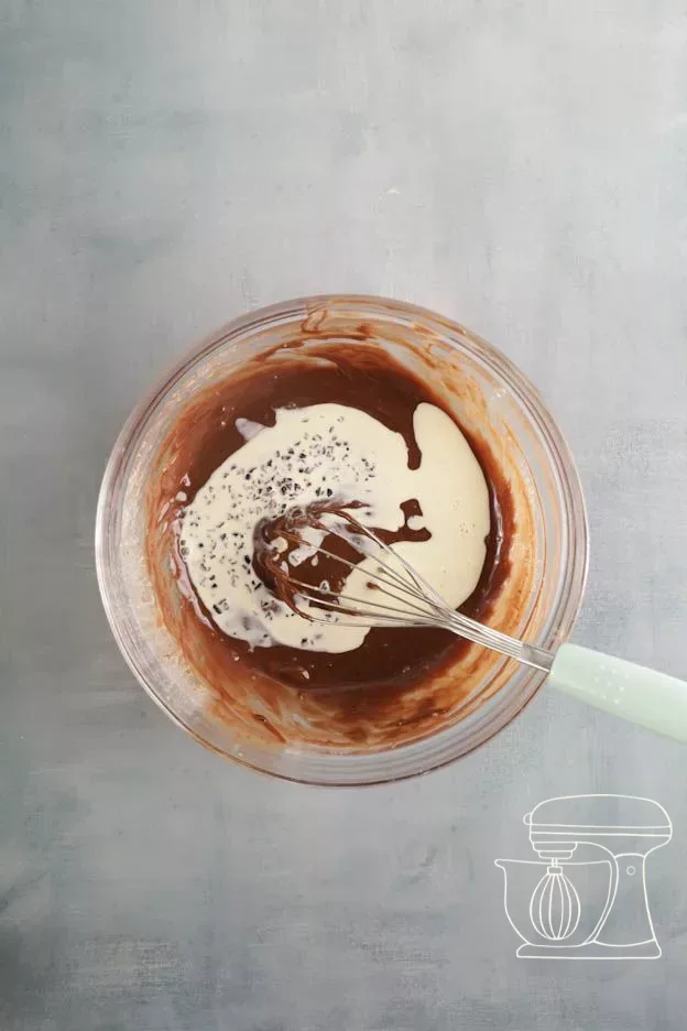 Ganache wird mit dem Schneebesen verrührt