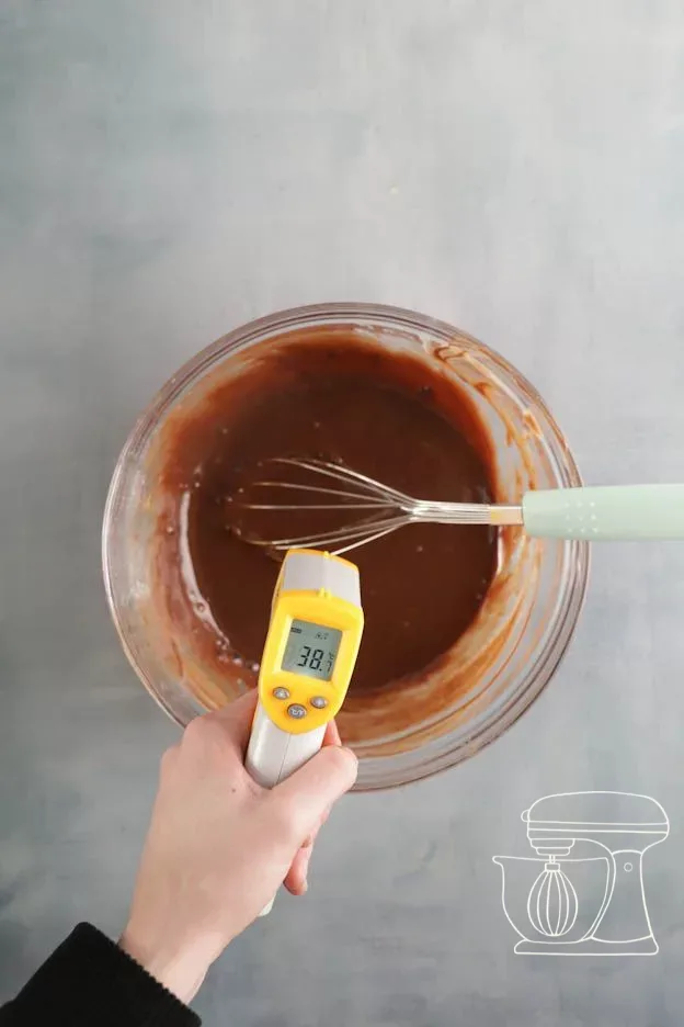 Temperatur der Ganache wird gemessen