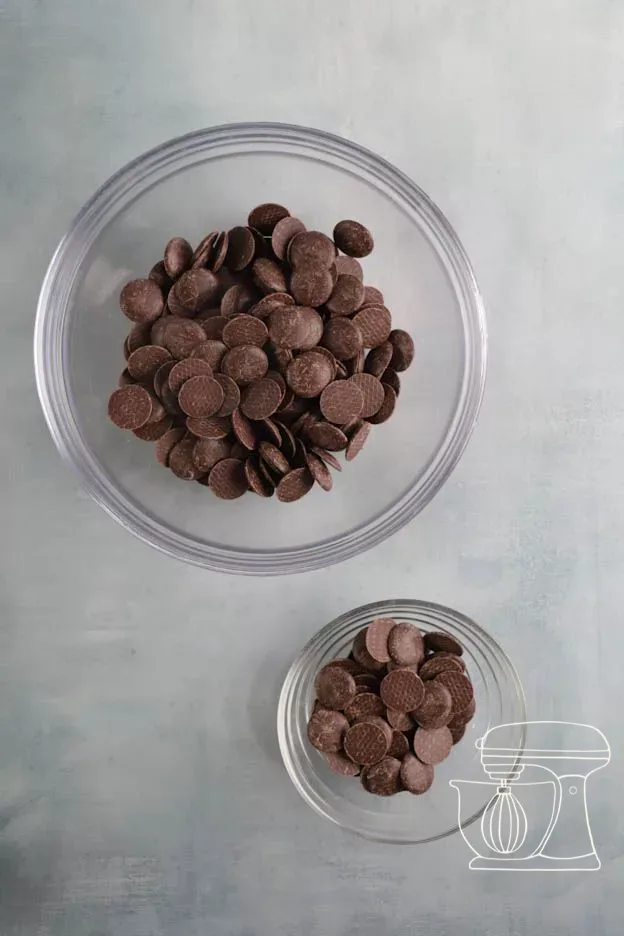 375 g et 125 g de chocolat noir dans des bols en verre