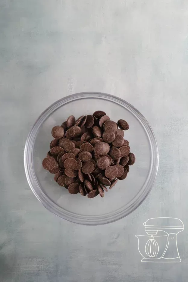 Pépites de chocolat noir dans le bol en verre