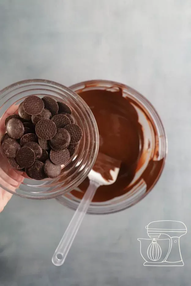 Le chocolat non fondu est ajouté au chocolat fondu