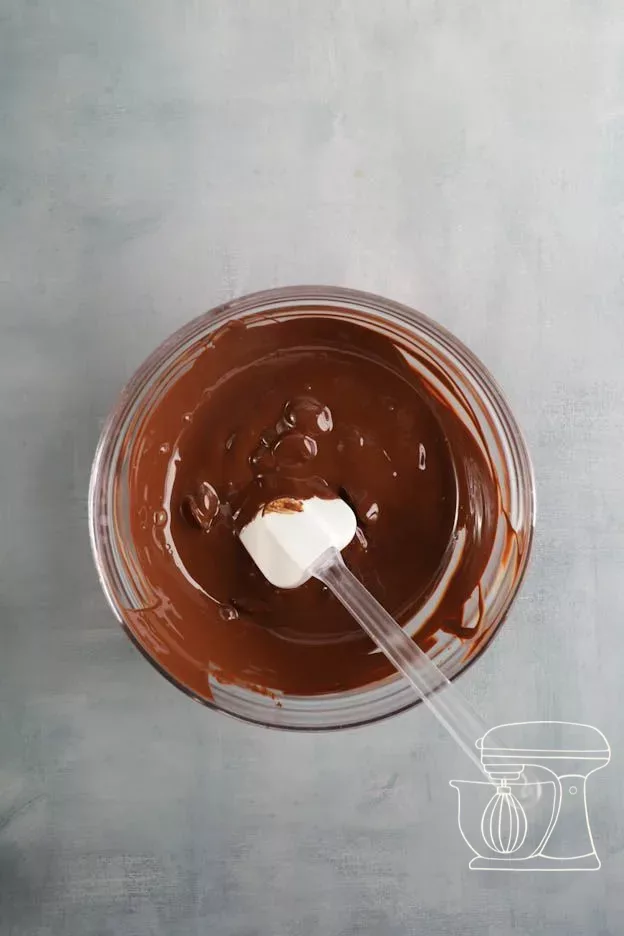 Le chocolat est mélangé avec la spatule à pâte