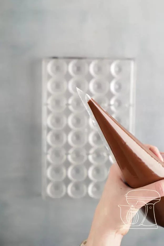 Le chocolat est coulé dans le moule