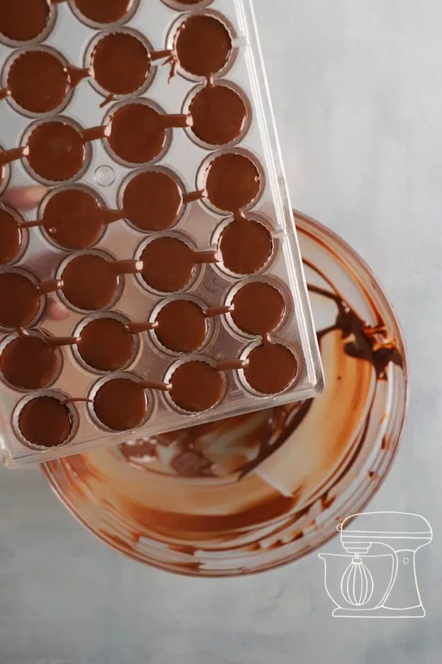 Le chocolat en surplus est versé dans le bol