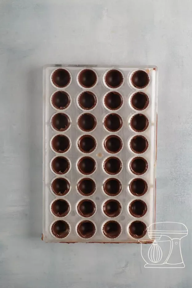 Coques en chocolat durcies dans le moule