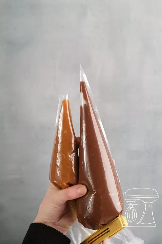 Deux poches à douille avec caramel et ganache