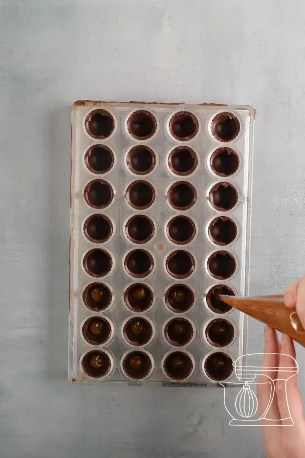 Le caramel est injecté dans les coques