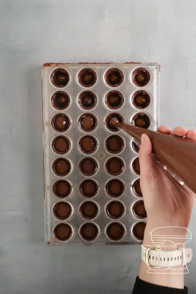 La ganache est injectée sur le caramel