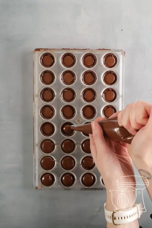Le chocolat est injecté sur la garniture