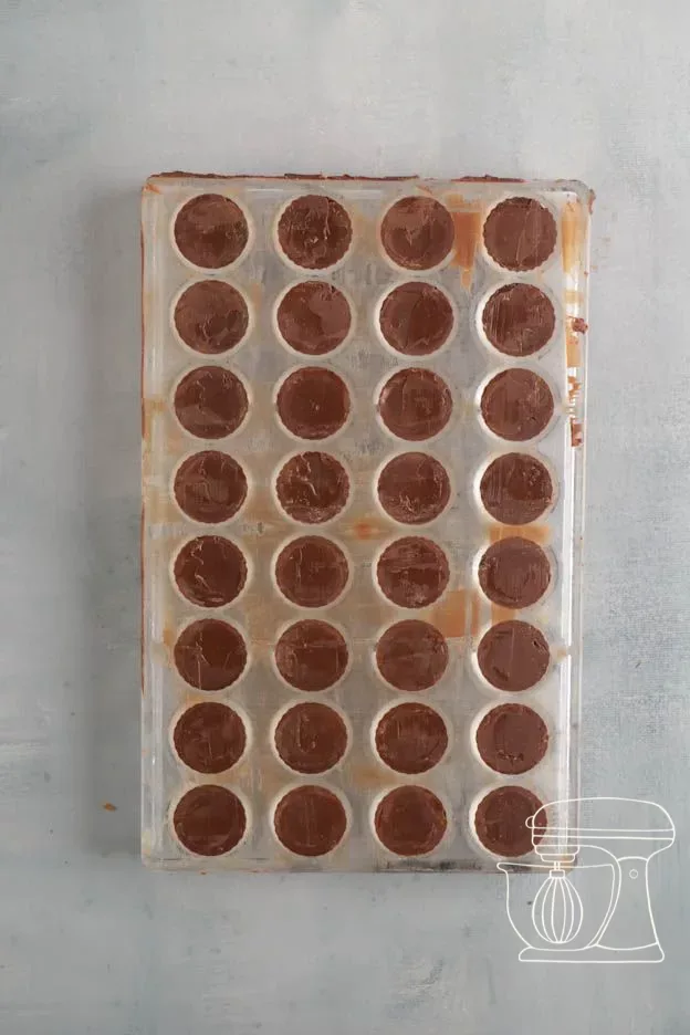 Pralines terminées dans le moule, vues de dessous