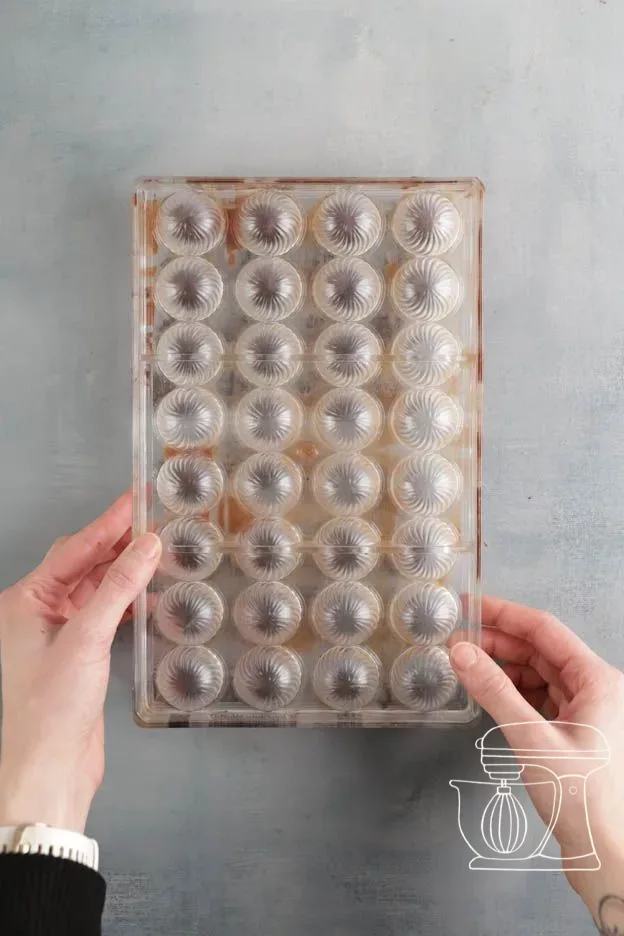 Le moule est retourné, les pralines se détachent