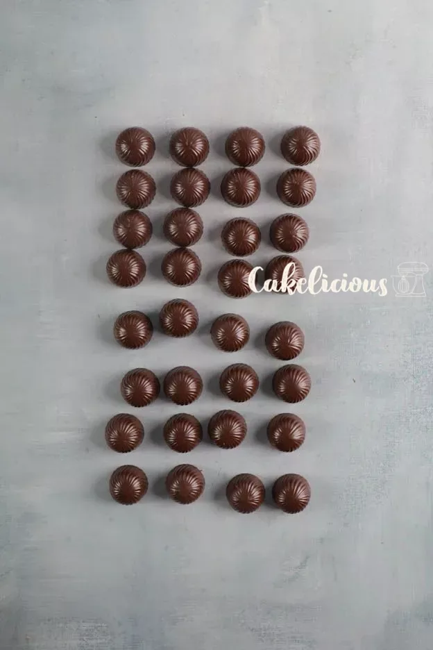 Pralines fraîchement démoulées en rangées vues de dessus