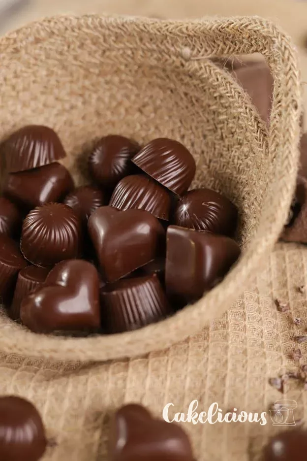 Gros plan de pralines dans un panier