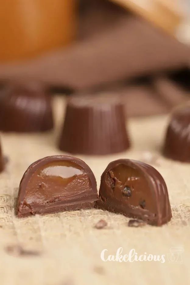 Praline coupée avec caramel et ganache