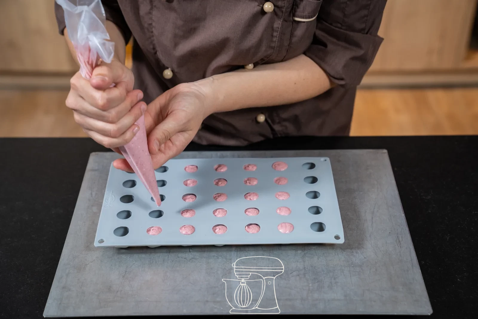 Fill the mousse into the mold