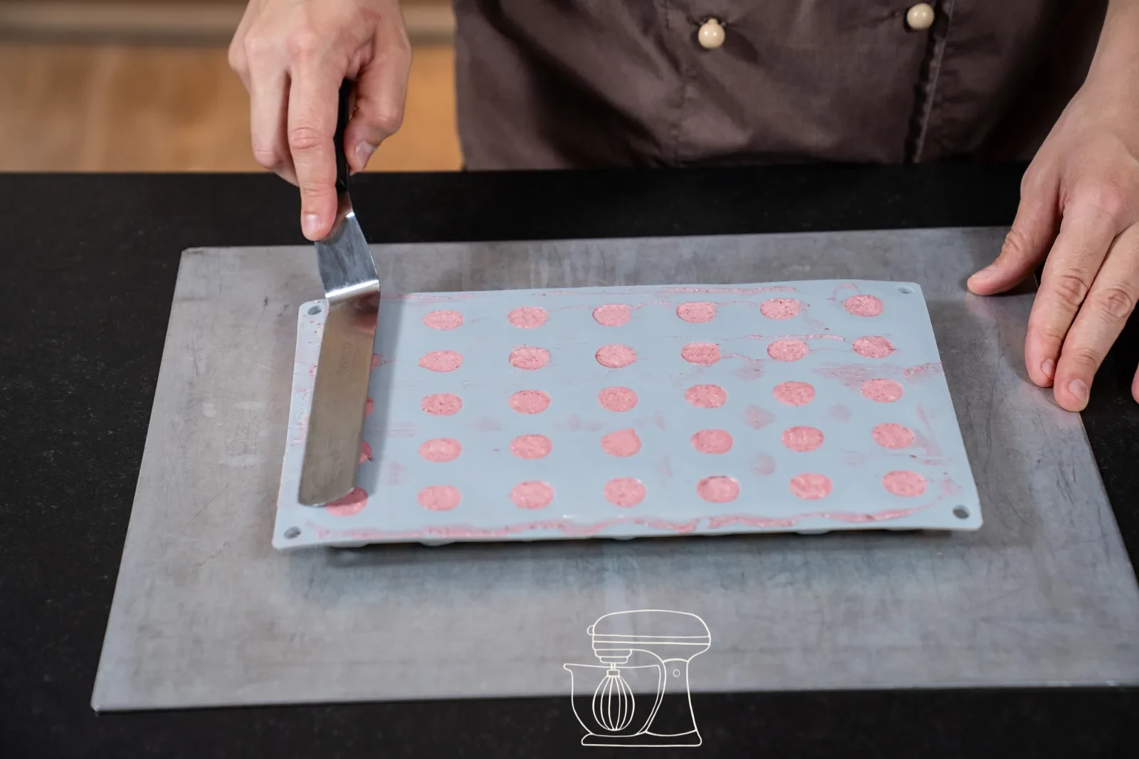 Fill the mousse into the mold