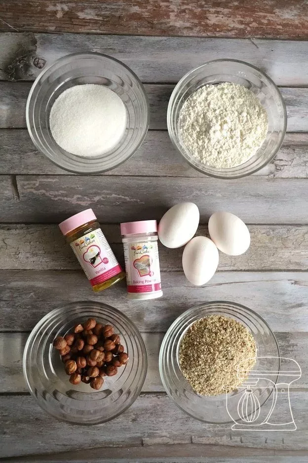 Eggs, water and vanilla aroma in the Mixing bowl