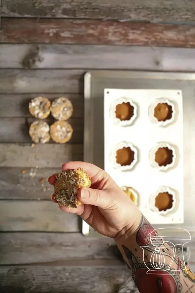 Large sponge disc sealing the pumpkin mousse