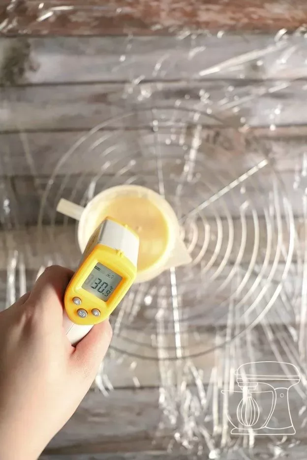 Temperature of the mirror glaze being measured with the thermometer
