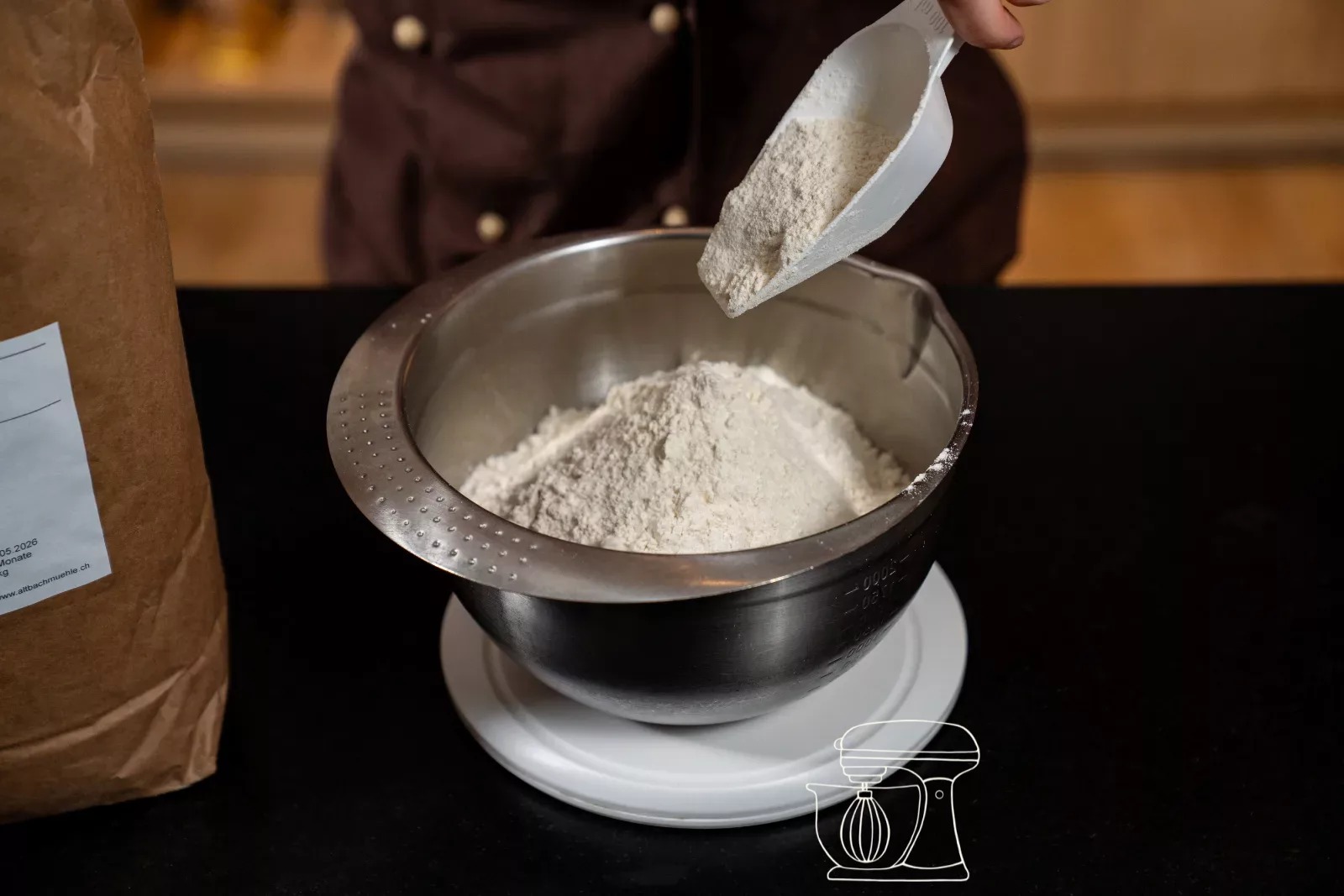 La Farina semintegrale viene versata in una Ciotola da cucina posta sulla Bilancia da cucina
