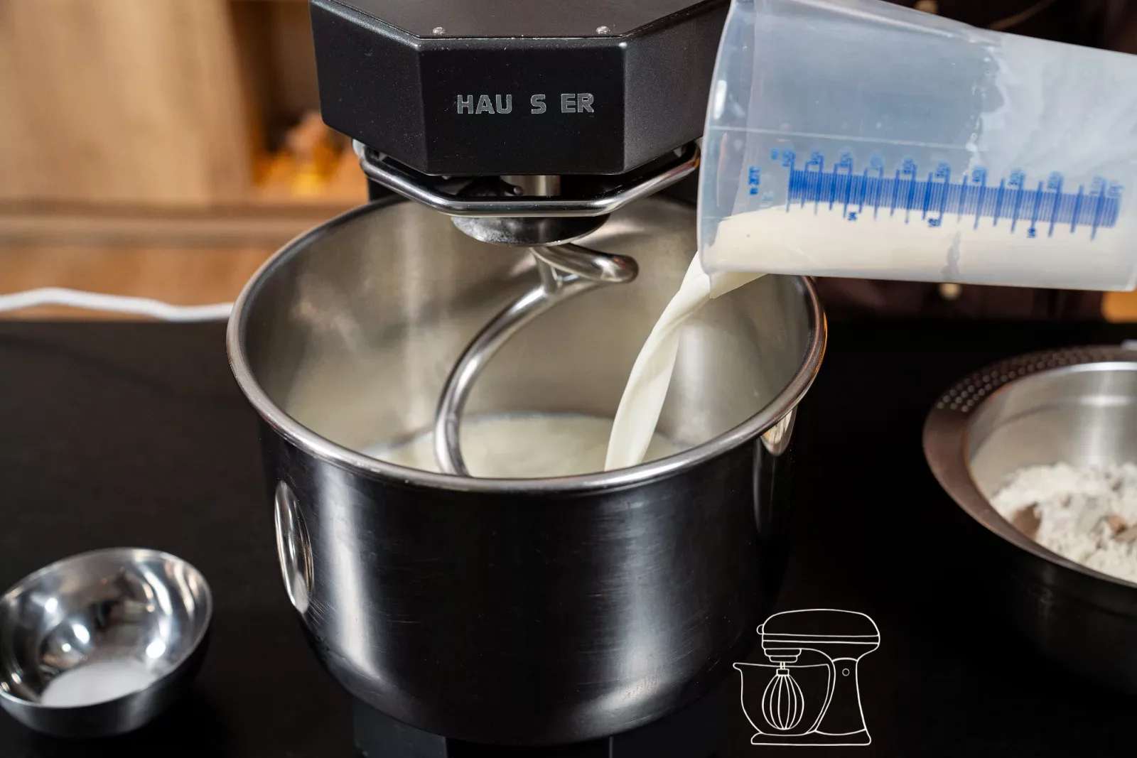 Il latte intero viene versato nella ciotola dell'impastatrice