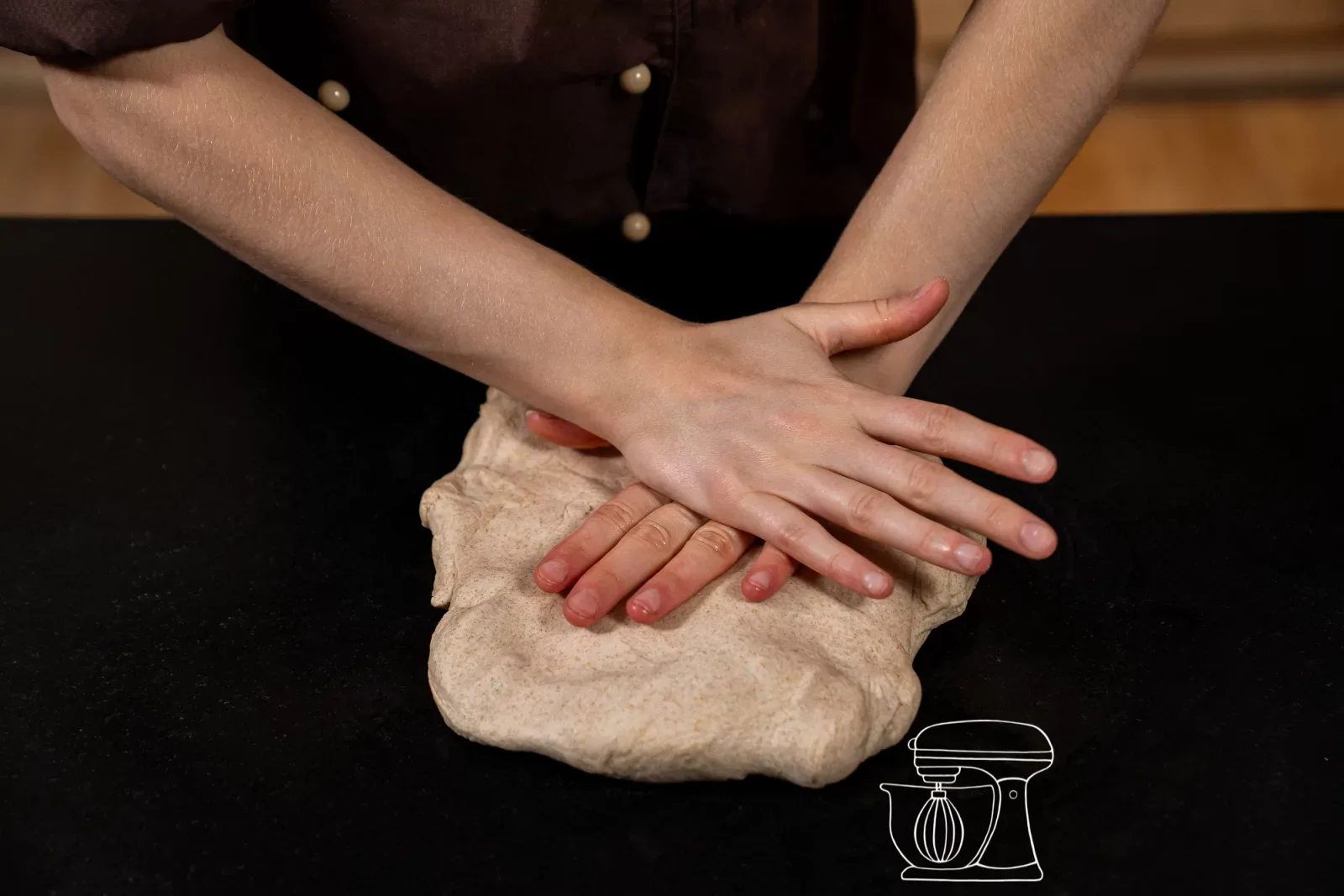 L'impasto viene appiattito sul piano di lavoro con il palmo delle mani
