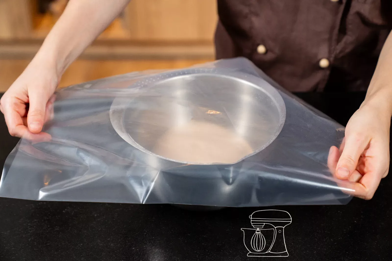 Ciotola con l'impasto viene coperta con la pellicola di plastica