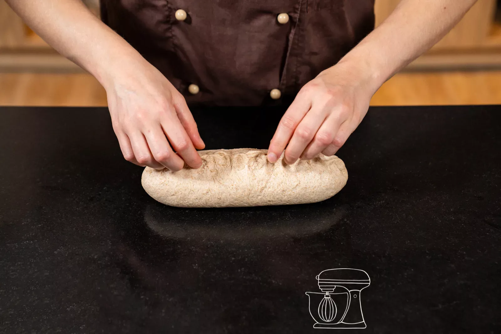 Pezzo di impasto piegato viene premuto con le dita