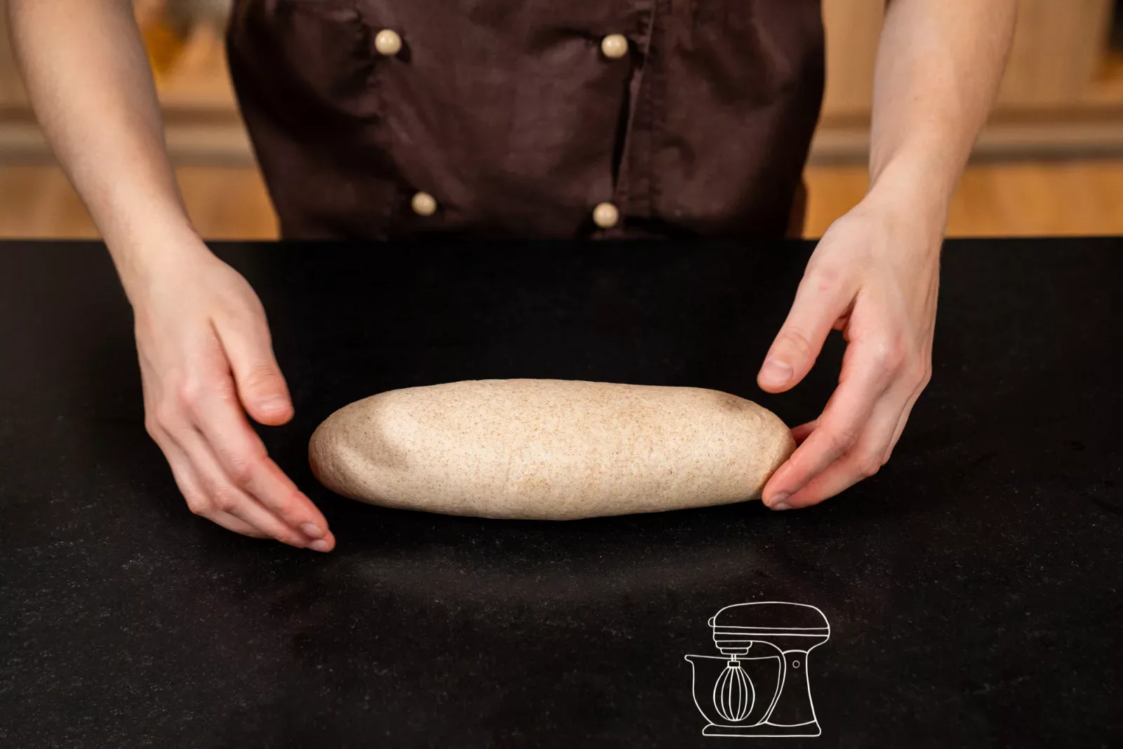 Pane rustico dalla forma allungata viene arrotolato sul piano di lavoro