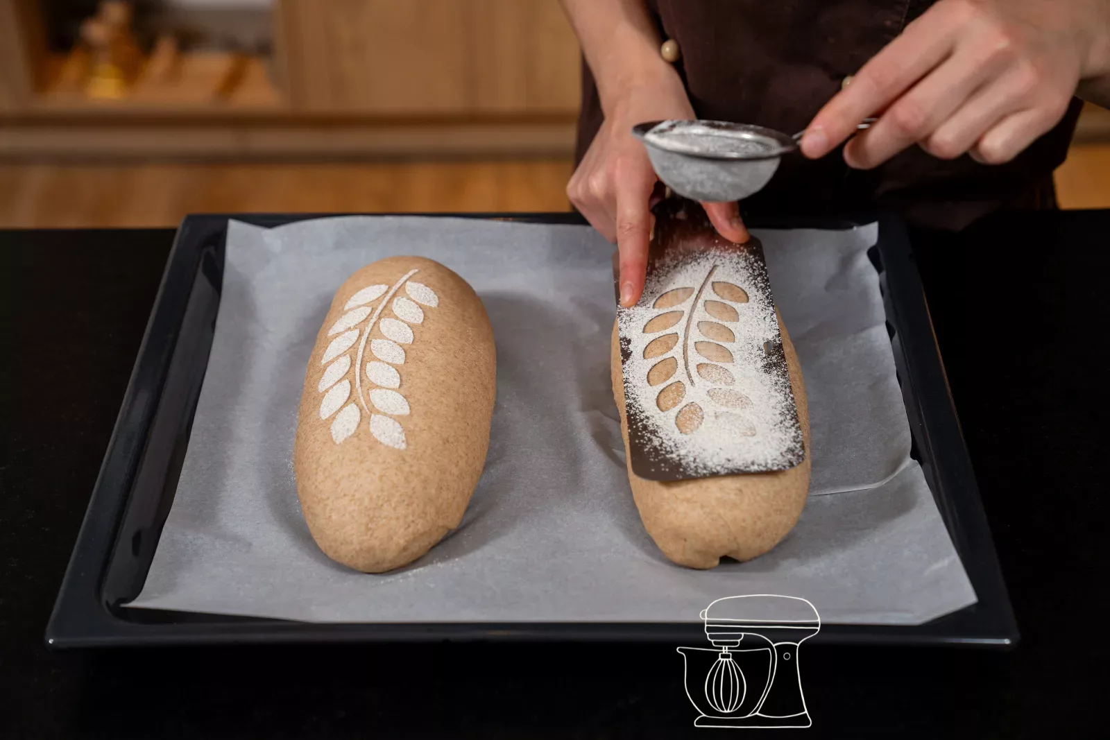 Farina viene spolverata con un Setaccio sullo Stencil a spiga sul pane rustico