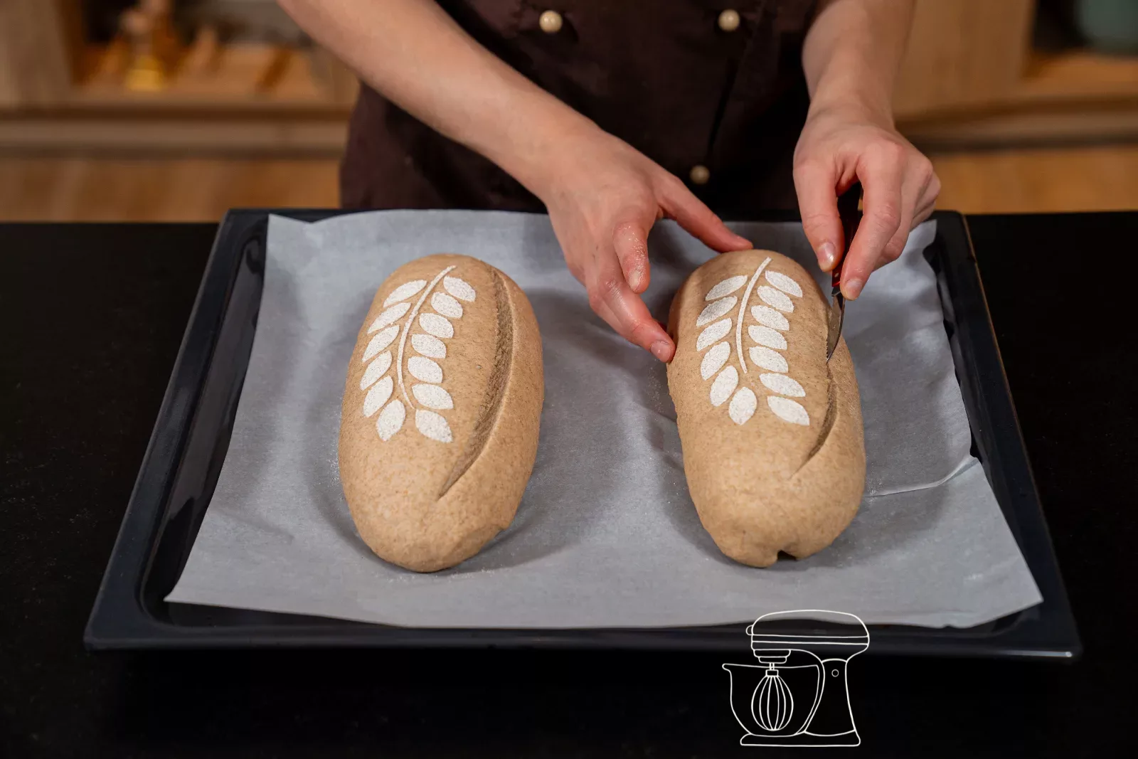 Pane rustico con motivo a spiga viene inciso lateralmente con un coltello