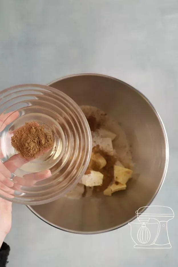 Ground cloves with the Measuring spoon