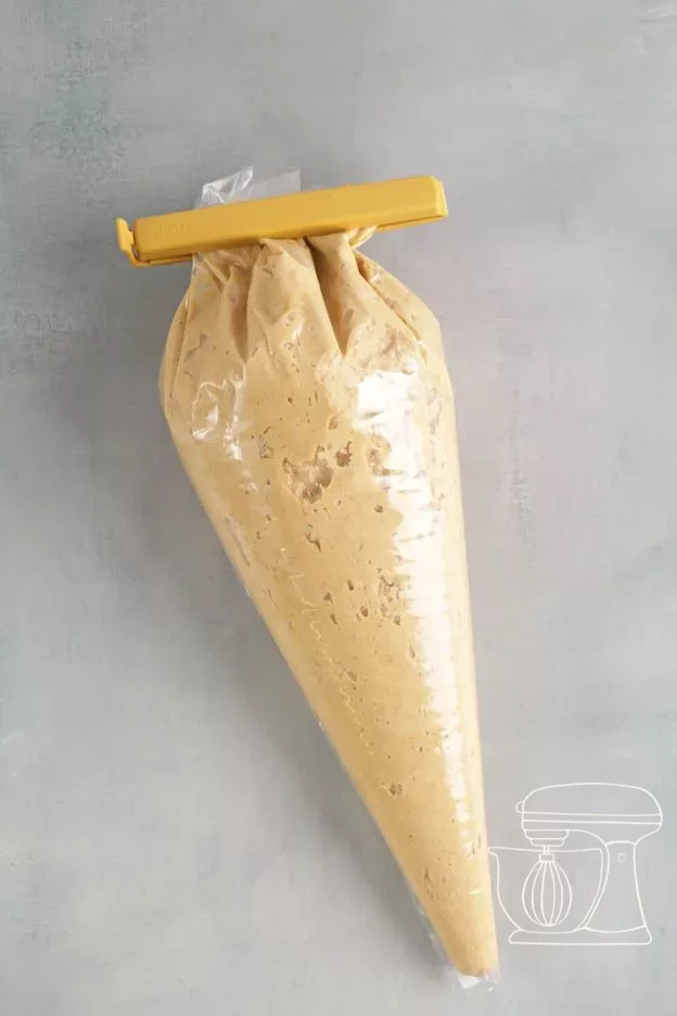 Filled 40 cm piping bag with pumpkin dough